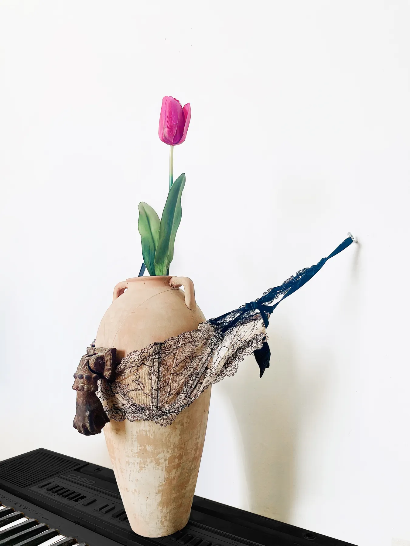 always, make them wait (Dalida), Femme des années 80, Esmeralda Kosmatopoulos, vue 3